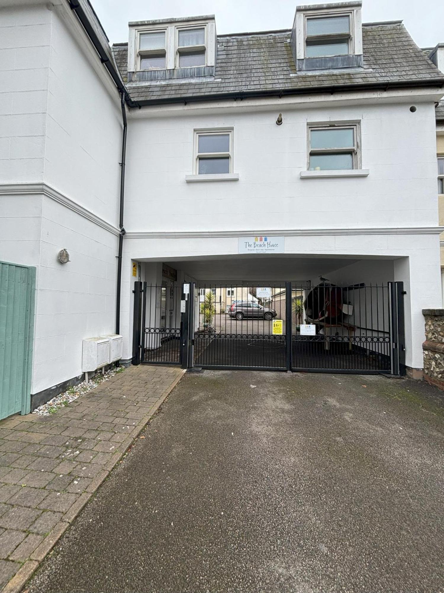 The Beach House Holiday Apartments Eastbourne Exterior foto
